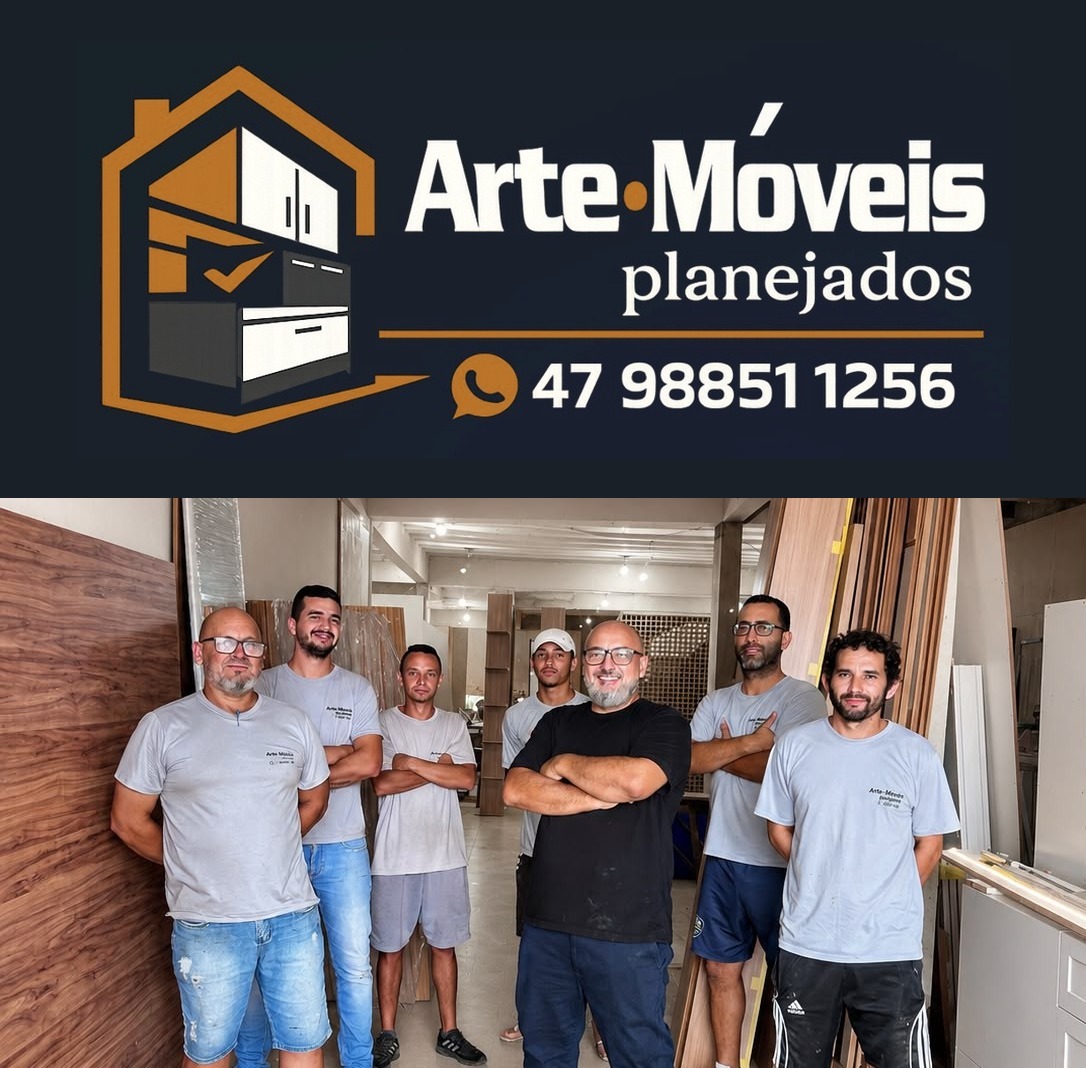 Equipe da Arte Móveis Planejados sob a placa da marcenaria em São Francisco do Sul