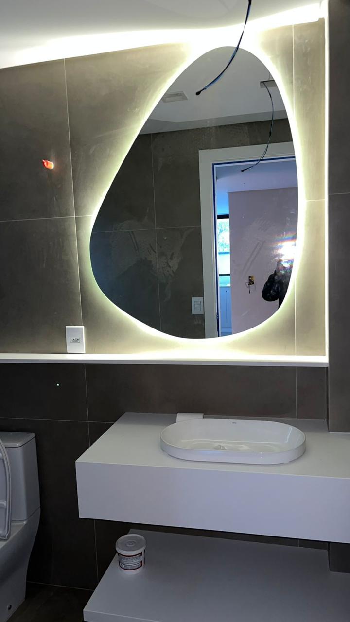 Gabinete de banheiro planejado com espelho iluminado