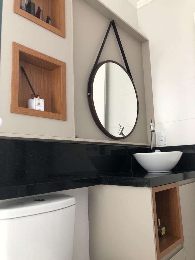 Lavabo planejado com nichos em madeira e bancada em granito