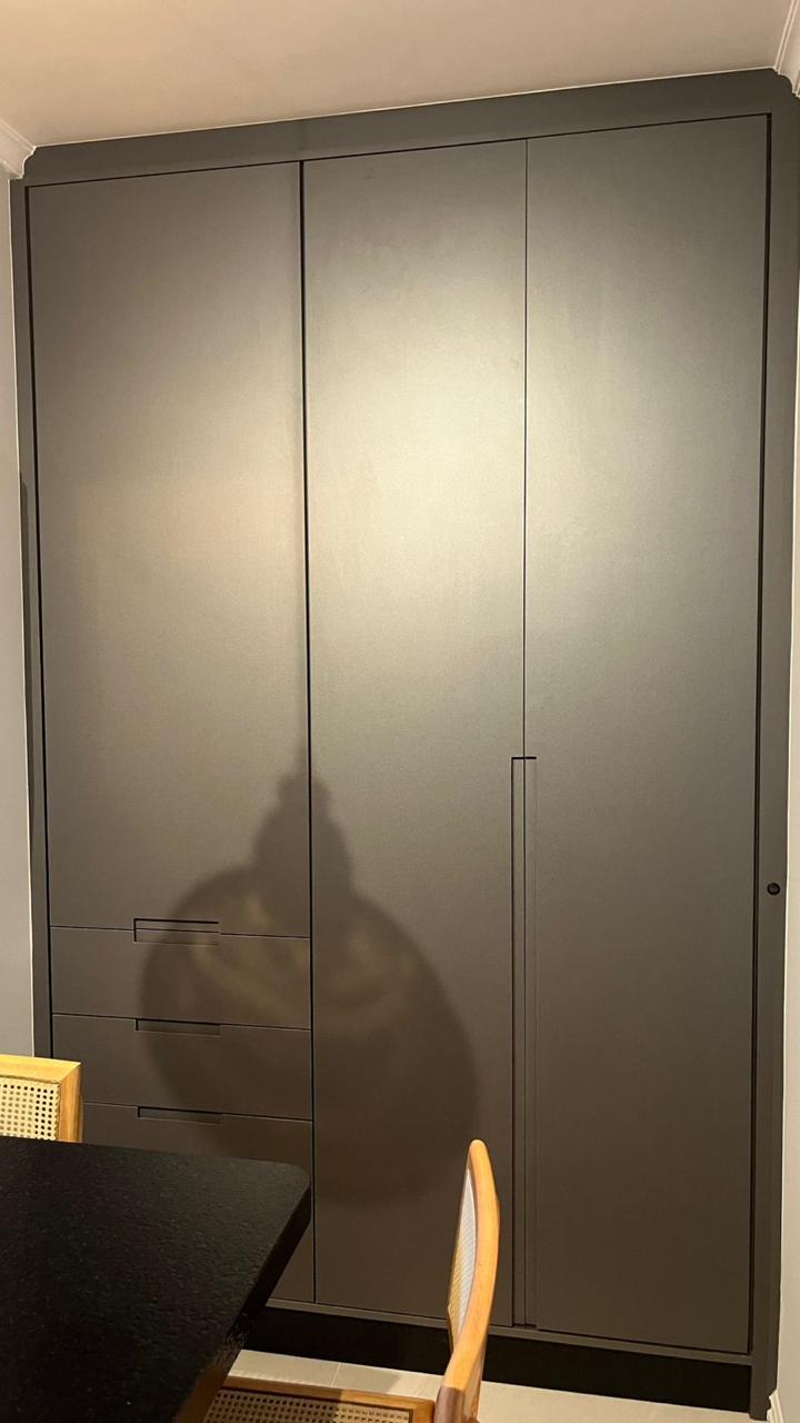 Closet planejado escuro com espelho