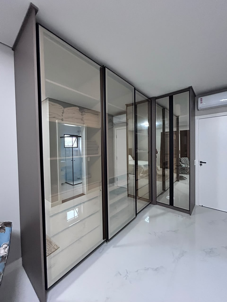 Closet planejado com portas de espelho