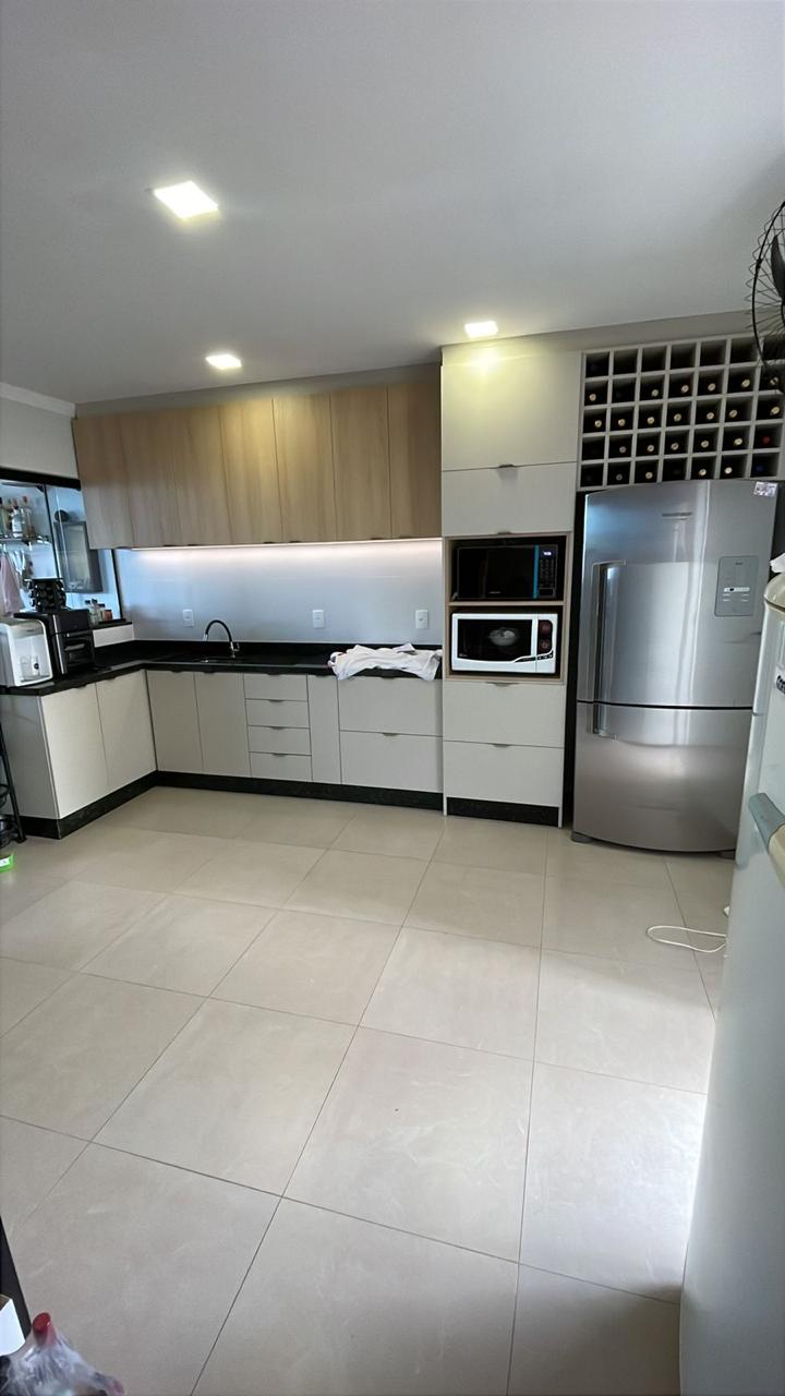 Cozinha planejada em L com adega embutida
