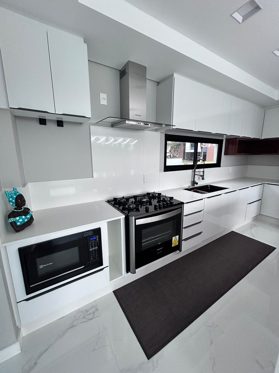 Cozinha planejada com ilha central