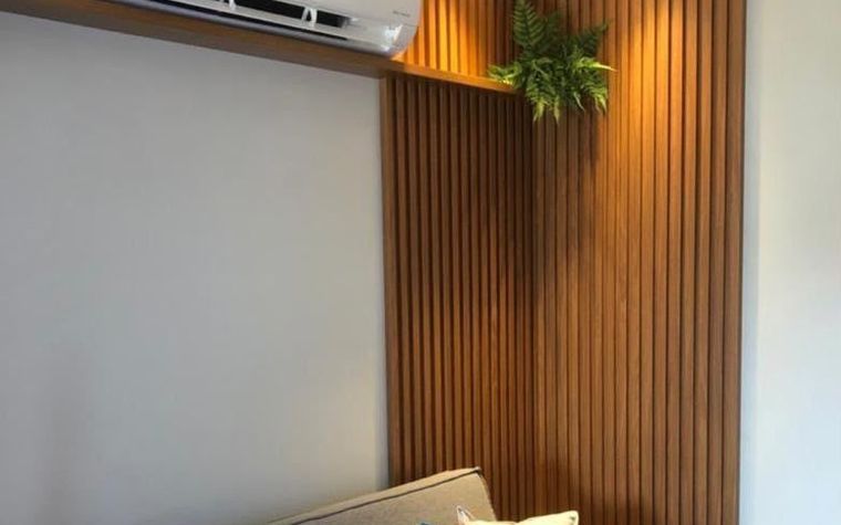 Painel ripado de sala executado pela Arte Móveis